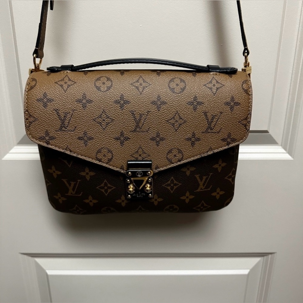 Louis Vuitton Pochette Métis Monogram Reverse